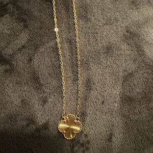 Elegant 18k GP Gold Clover Pendant Necklace